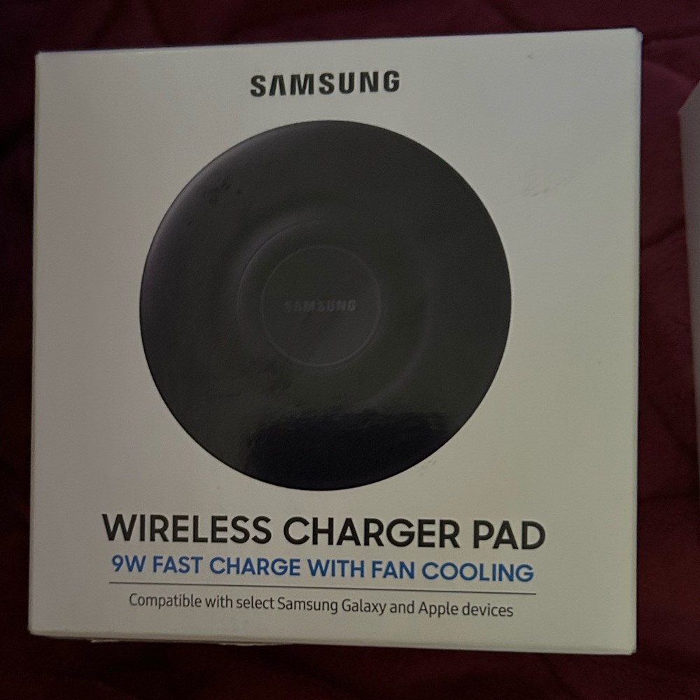 NWT Samsung Wireless 9W Fast Charger With Fan Cooling